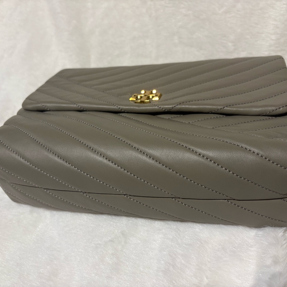 Tory Burch Quilted Gray Shoulder Bag - Picture 7 of 7